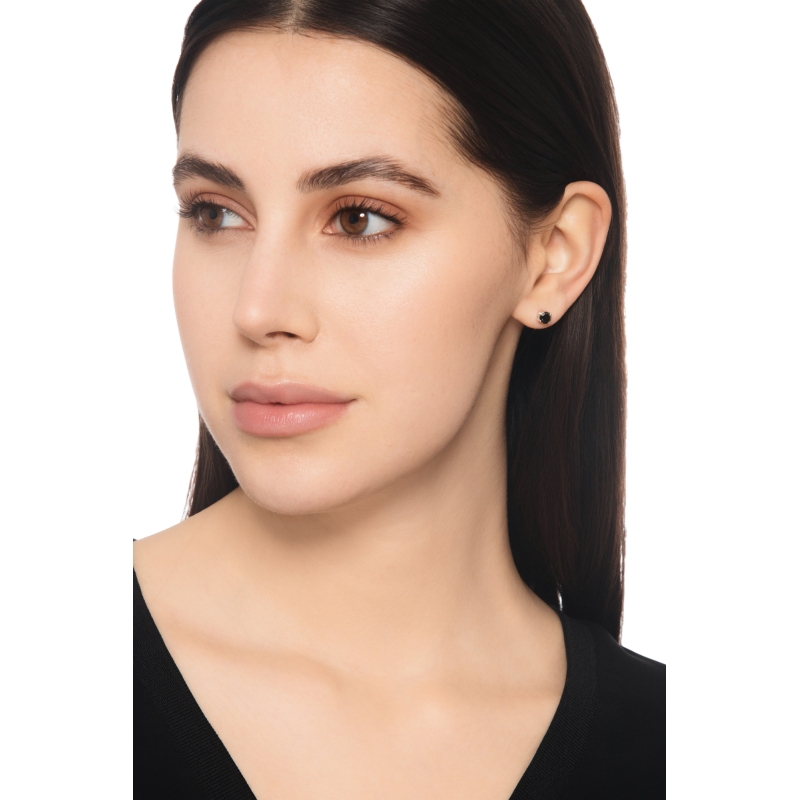 Mono orecchino in oro bianco 18k a 4 griffe con diamante nero, 0.40 ct