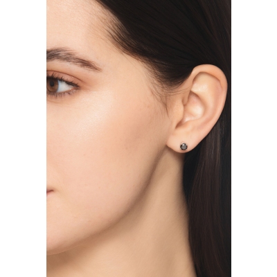 Mono orecchino in oro bianco 18k a 4 griffe con diamante nero, 0.40 ct