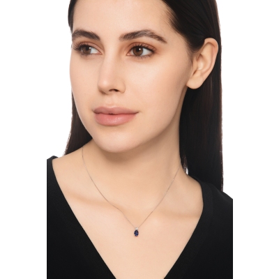 Collana con pendente in oro bianco 18k con zaffiro blu ovale e diamante