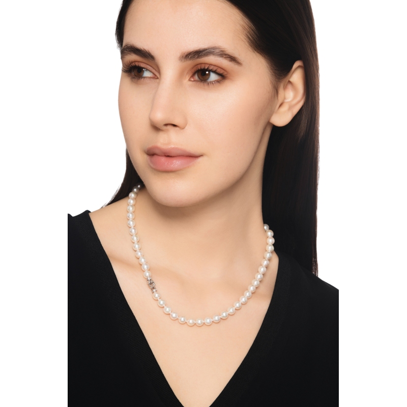 Japanese pearls necklace with a white gold 18k closure with diamonds 