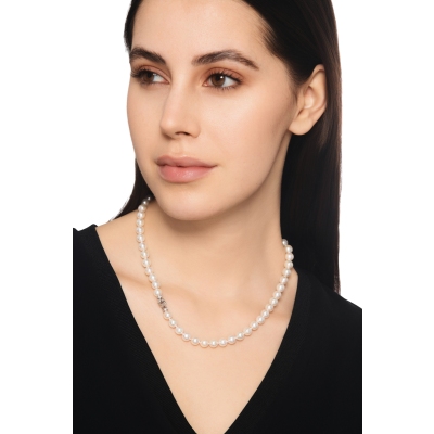 Japanese pearls necklace with a white gold 18k closure with diamonds 