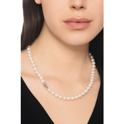 Japanese pearls necklace with a white gold 18k closure with diamonds 