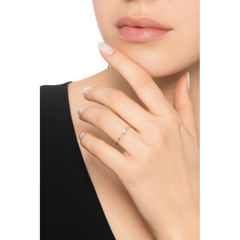Anello solitario in oro bianco 18k a 4 griffe con diamante, ct. 0,10