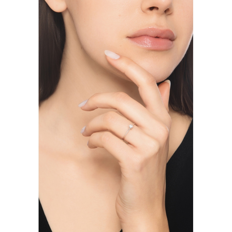 Anello solitario in oro bianco 18k con diamante di 0.15 ct