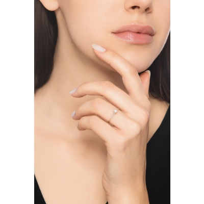 Anello solitario in oro bianco 18k con diamante di 0.15 ct