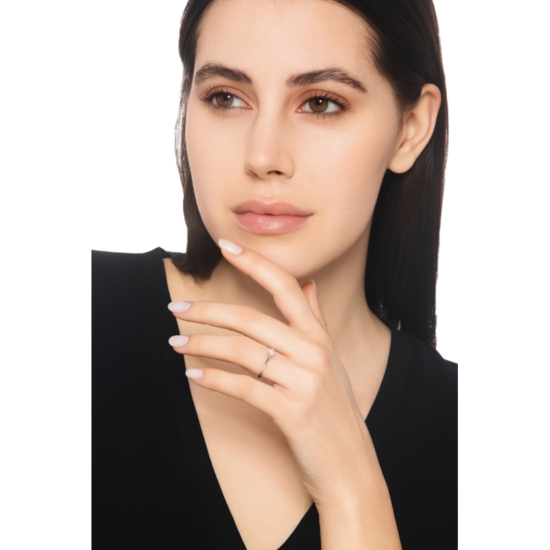 Anello solitario lineare a 4 griffe in oro bianco 18k con diamante, ct. 0,30