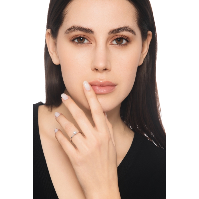 Anello solitario lineare in oro bianco 18k con diamante, 0.50 ct