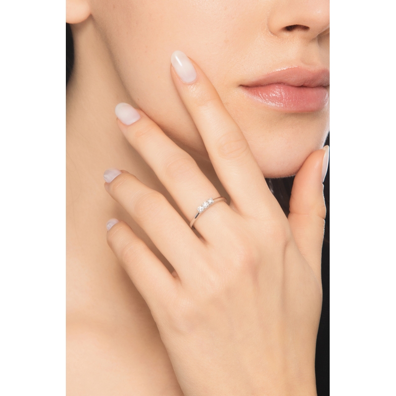 Anello trilogy lineare in oro bianco 750 con diamanti, 0.21 ct