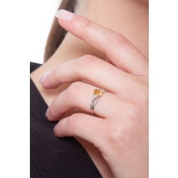 18k white gold ring with central citrine and 4 round cut diamonds 2