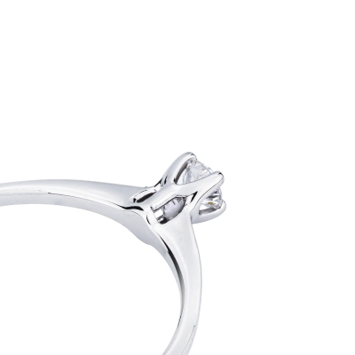 Anello solitario Essenza oro bianco 18k 0,10 ct