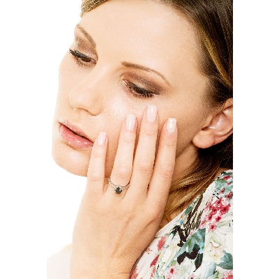 Anello tipo solitario in oro bianco 18k con diamante nero centrale