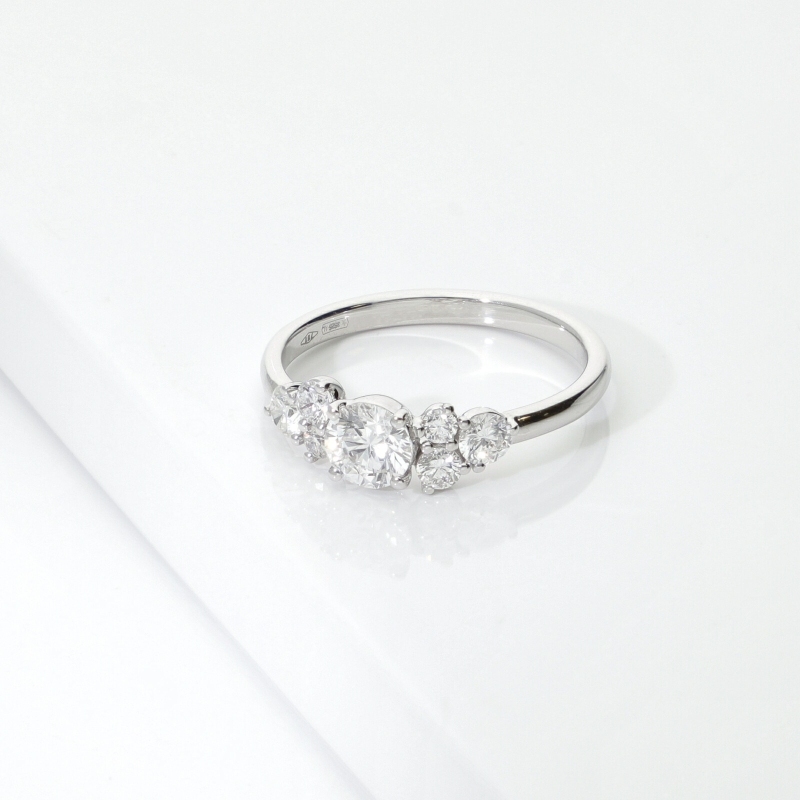 Anello in oro bianco 18k con diamante centrale e laterali