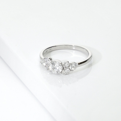 Anello in oro bianco 18k con diamante centrale e laterali