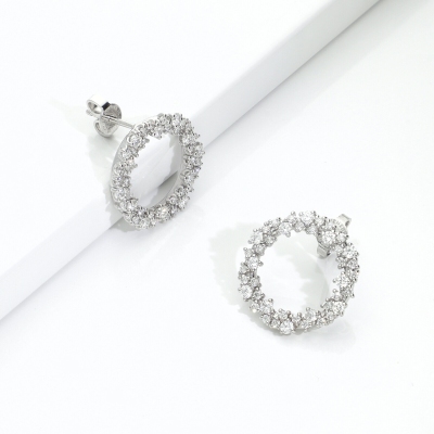 Orecchini design cerchio in oro bianco 18k con diamanti