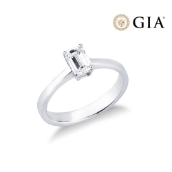 Anello con diamante taglio smeraldo 0.70ct GIA in oro bianco 18k