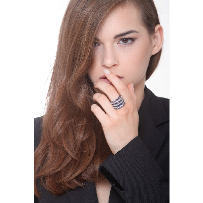 18k white gold band ring with blue sapphire and diamonds 