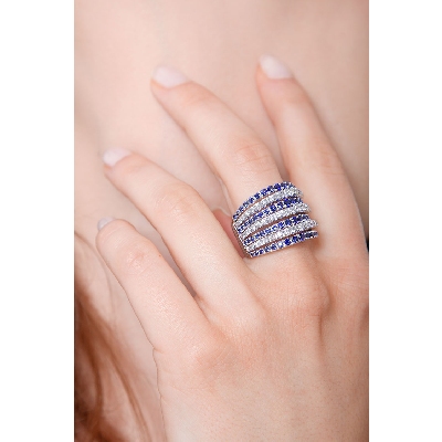 18k white gold band ring with blue sapphire and diamonds 