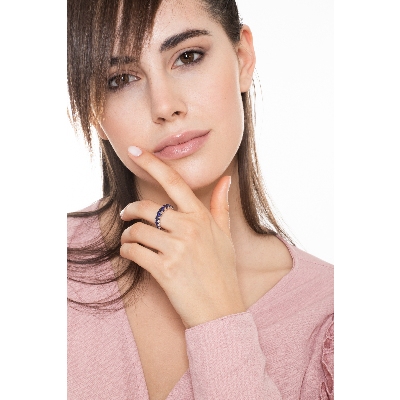 Anello fedina in Oro Bianco 18k con zaffiri blu a scalare