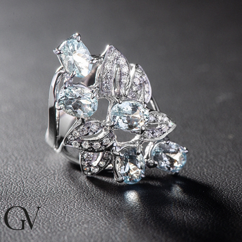18k white gold with diamonds and aquamarine 