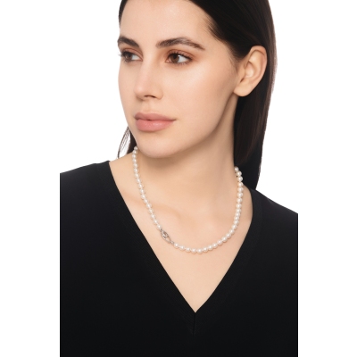 Collana di perle naturali coltivate giapponesi con chiusura in oro bianco 18k e diamanti