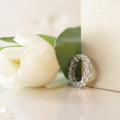 Anello in oro bianco eternity 18k con diamanti certificati IGI F VS