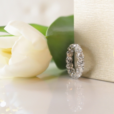 Anello eternity in oro bianco 18k con diamanti certificati IGI F VS