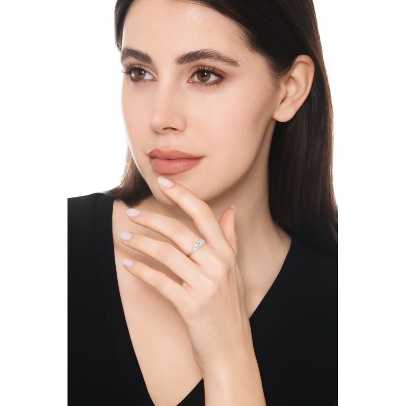 Anello in oro bianco 18k con diamante centrale e laterali