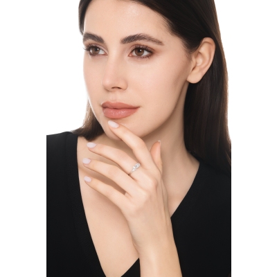 Anello in oro bianco 18k con diamante centrale e laterali