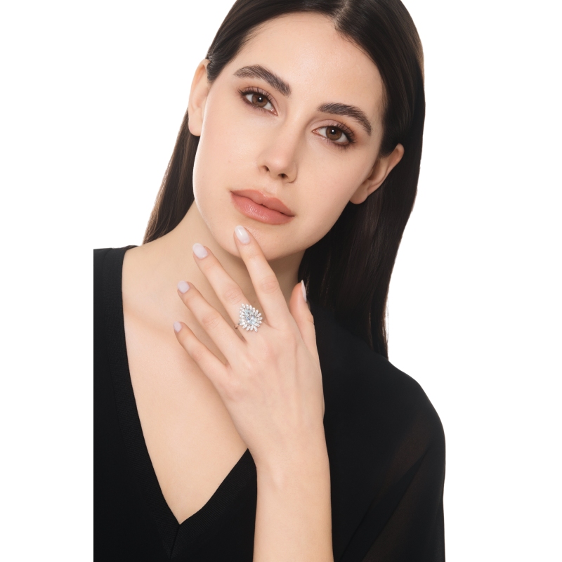 Anello in oro bianco 18k con acquamarina goccia e contorno in diamanti