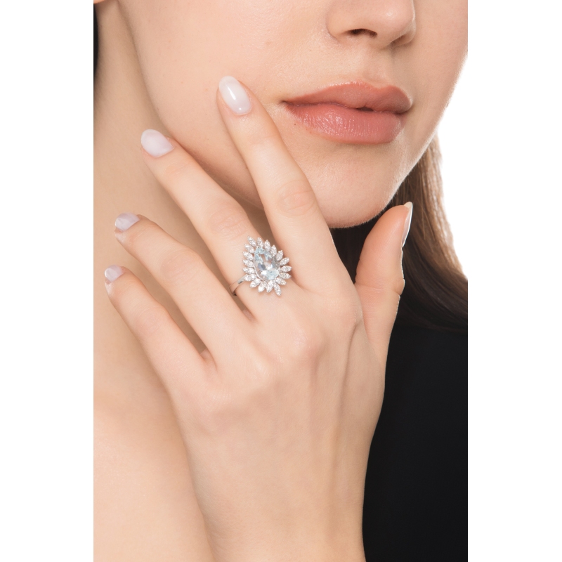 Anello in oro bianco 18k con acquamarina goccia e contorno in diamanti