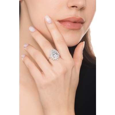 Anello in oro bianco 18k con acquamarina goccia e contorno in diamanti