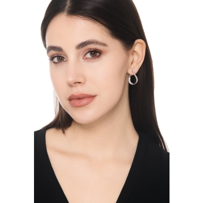 Orecchini design a goccia sinuosa in oro bianco 750 con diamanti