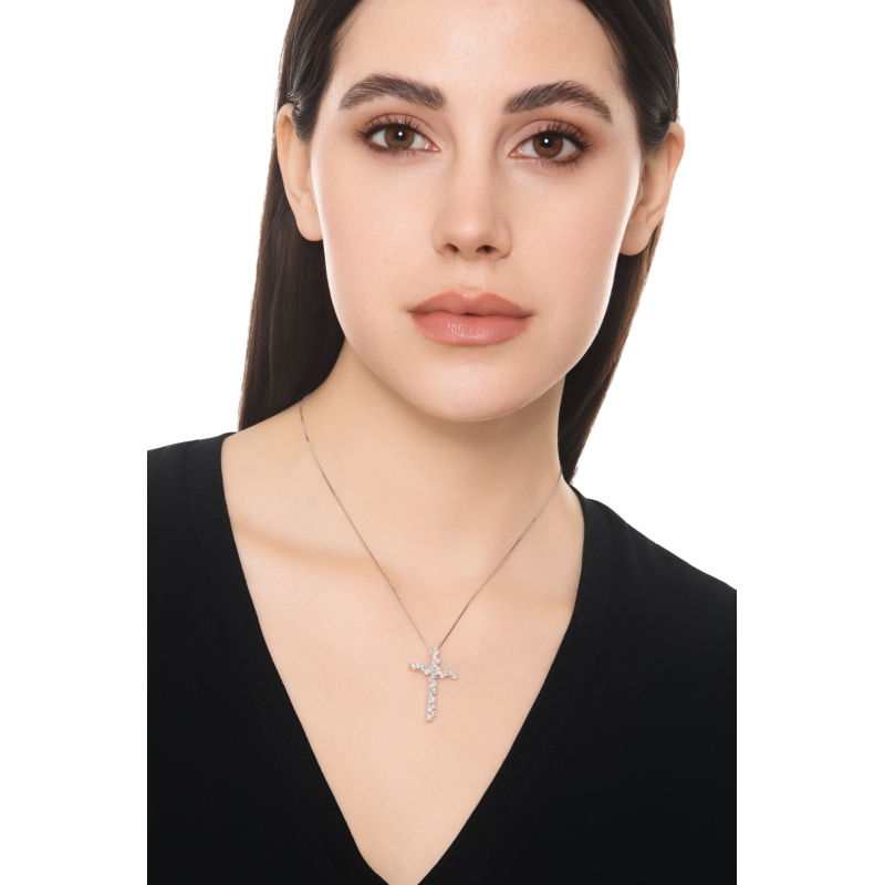 Collana in oro bianco 750 con ciondolo a croce impreziosito da diamanti