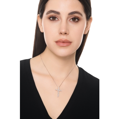 Collana in oro bianco 750 con ciondolo a croce impreziosito da diamanti