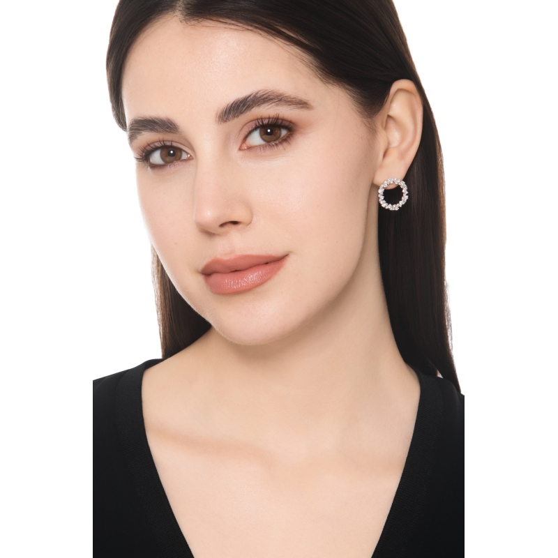 Orecchini design cerchio in oro bianco 18k con diamanti