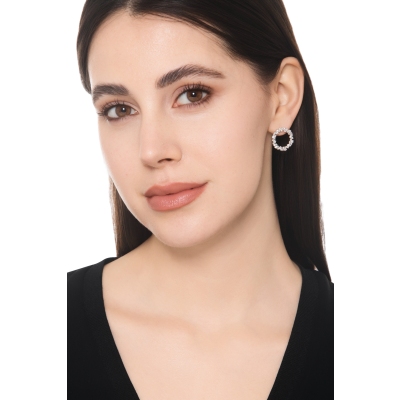 Orecchini design cerchio in oro bianco 18k con diamanti