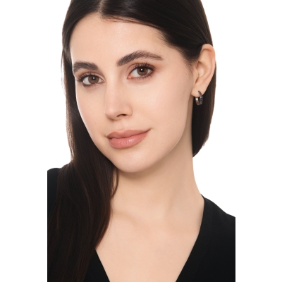 Mono orecchino a cerchio in oro bianco 18k con diamanti neri e punte brunite