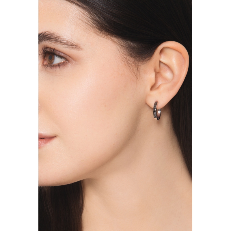 Mono orecchino a cerchio in oro bianco 18k con diamanti neri e punte brunite