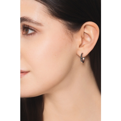 Mono orecchino a cerchio in oro bianco 18k con diamanti neri e punte brunite