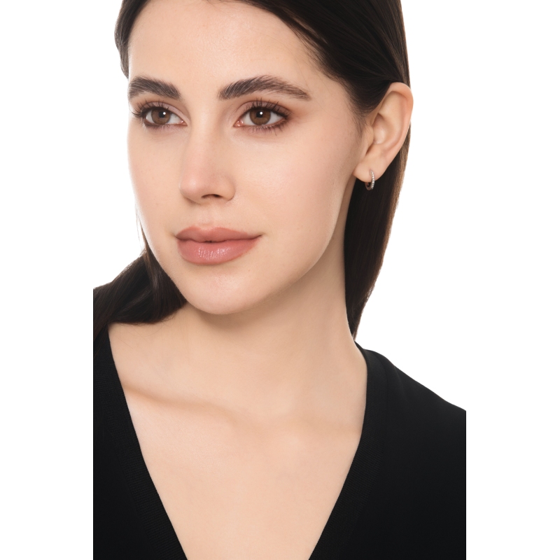 Mono orecchino a cerchio in oro bianco 18k con diamanti. Diametro cm 1.2