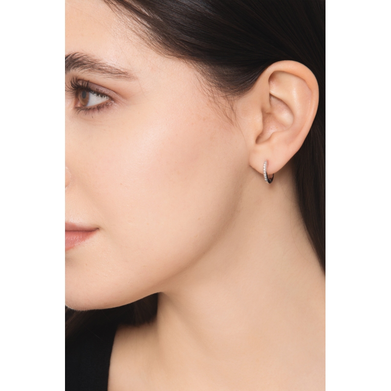 Mono orecchino a cerchio in oro bianco 18k con diamanti. Diametro cm 1.2