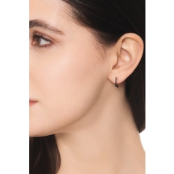 Mono orecchino a cerchio in oro bianco 18k con diamanti neri taglio brillante e punte brunite. Diametro cm 1.2 2