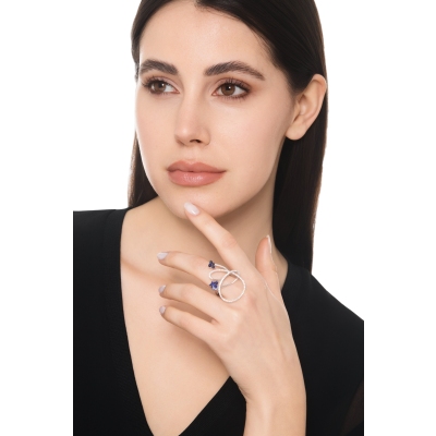 Anello con design floreale in oro bianco 18k con zaffiri blu e diamanti
