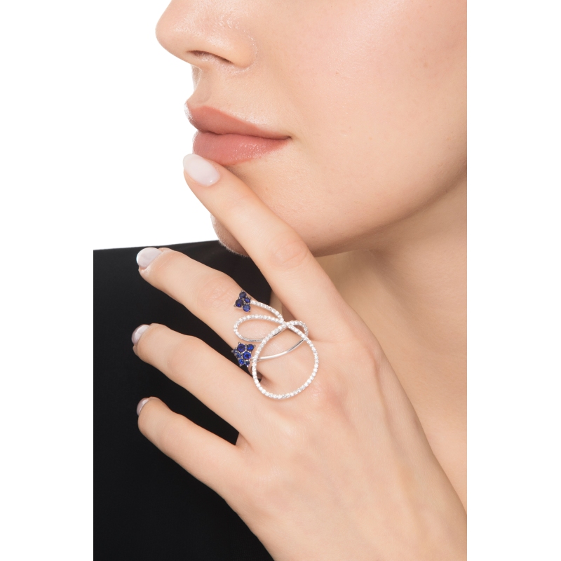 Anello con design floreale in oro bianco 18k con zaffiri blu e diamanti