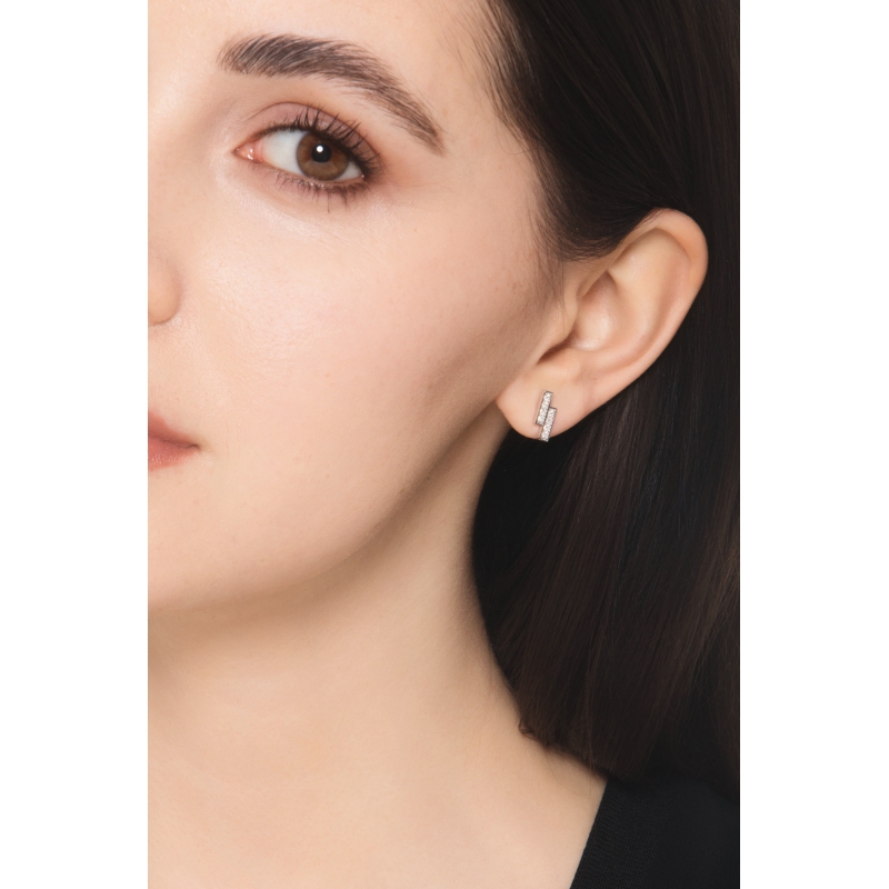 Orecchini moderni asimmetrici in oro bianco 18k con diamanti