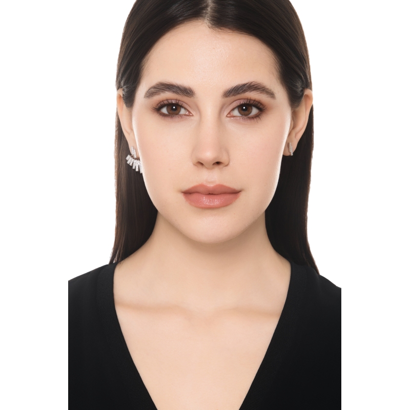 Orecchini moderni asimmetrici in oro bianco 18k con diamanti