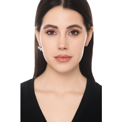 Orecchini moderni asimmetrici in oro bianco 18k con diamanti