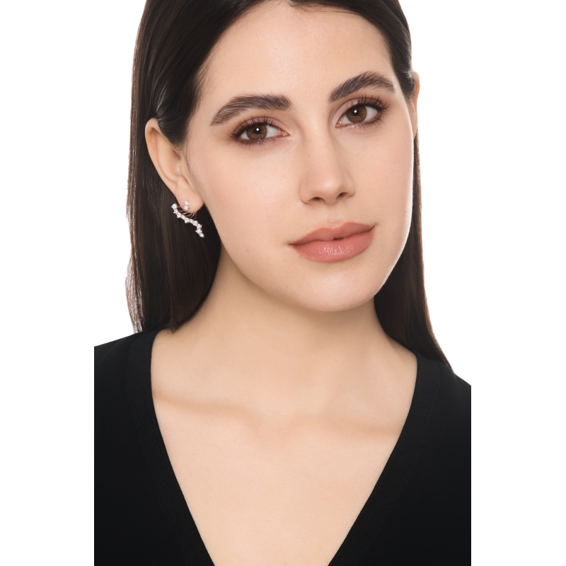 Orecchini asimmetrici design in oro bianco 18k con diamanti