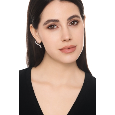 Orecchini asimmetrici design in oro bianco 18k con diamanti