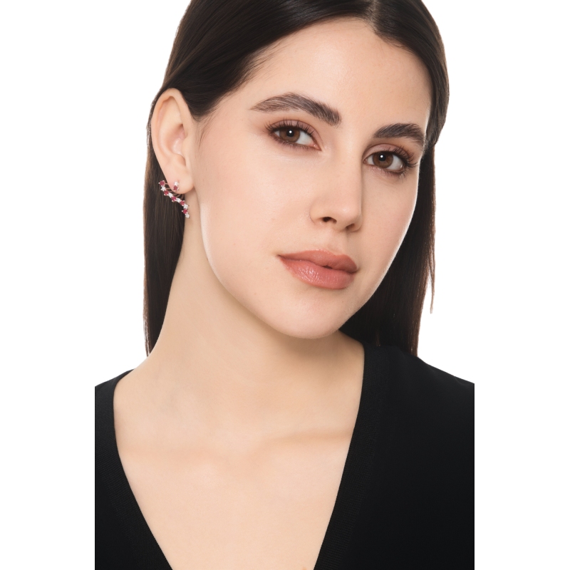 Orecchini design asimmetrici in oro bianco 18k con rubini e diamanti
